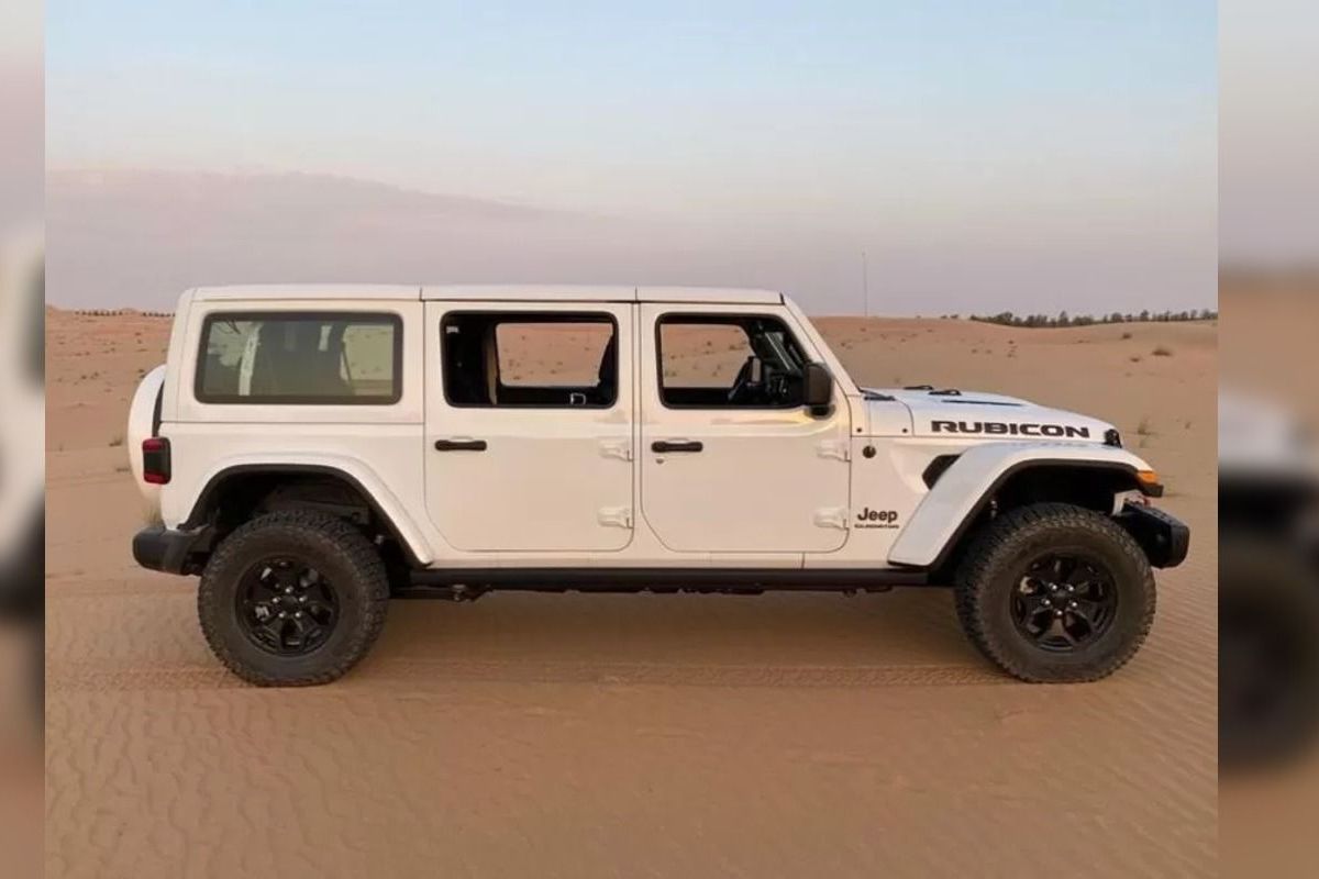 Арабський шейх похизувався найдовшим у світі позашляховиком Jeep. Шейх продовжує радувати себе різноманітними подовженими авто. На цей раз — це Jeep Wrangler JL.