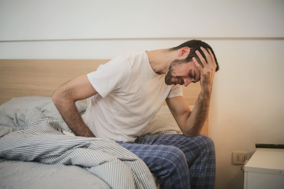Чому після сну болить спина в області попереку — основні причини. Дану ситуацію ігнорувати не можна.