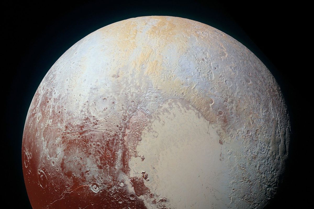 Міжнародна група вчених з'ясувала, з чого складається сніг на гірських схилах Плутона. Виявилося, він має природу, відмінну від земної.