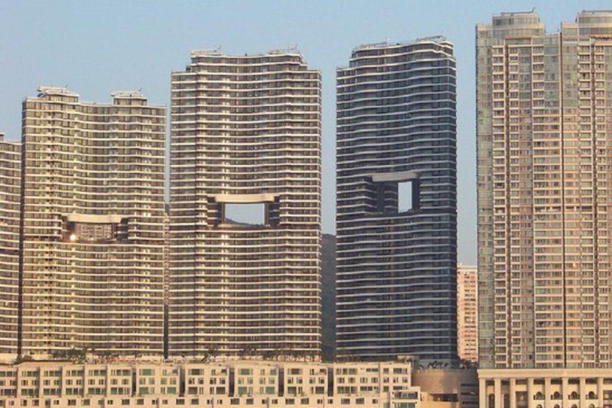 Навіщо в Гонконзі будують "діряві" хмарочоси. У Китаї можна часто зустріти незвичайні архітектурні споруди.
