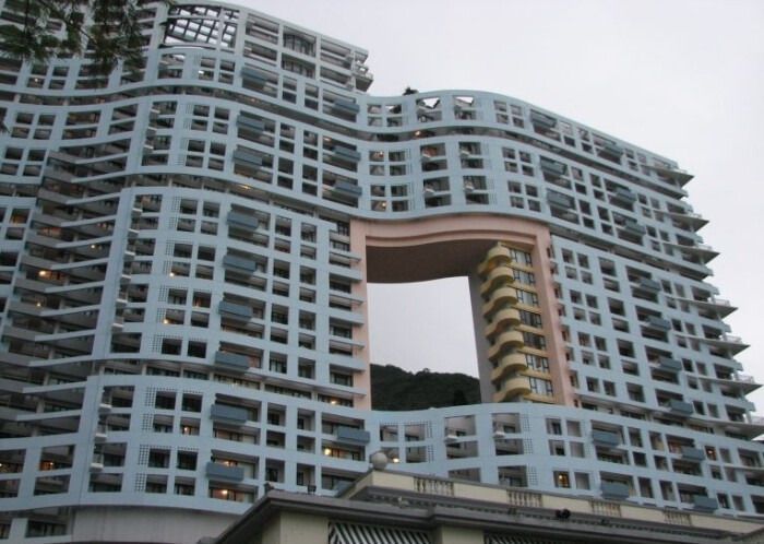 Навіщо в Гонконзі будують "діряві" хмарочоси. У Китаї можна часто зустріти незвичайні архітектурні споруди.