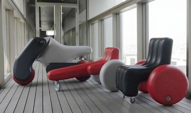 Японські інженери створили модель надувного скутера, яку збирають для кожного власника персонально. Клієнт може внести будь-які корективи у дизайн електробайку.