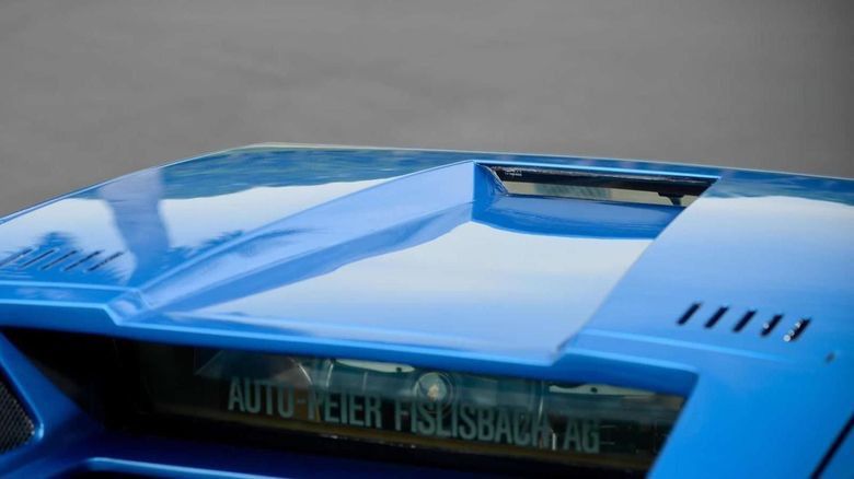 На аукціон виставили рідкісний Lamborghini з цікавим аксесуаром — перископом. Таких авто зібрали лише 158 і у них є своя фішка — перископ позаду.