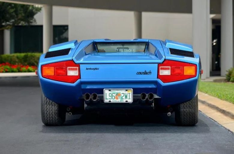 На аукціон виставили рідкісний Lamborghini з цікавим аксесуаром — перископом. Таких авто зібрали лише 158 і у них є своя фішка — перископ позаду.