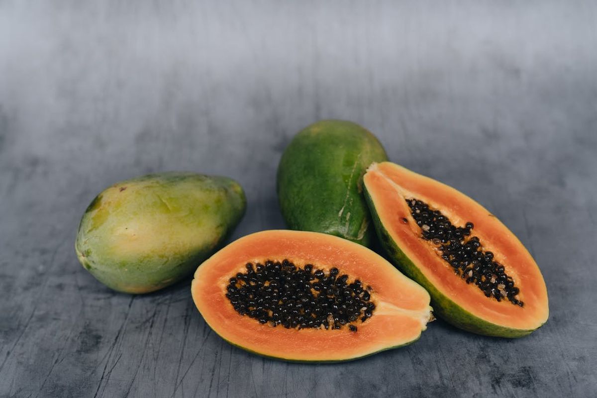 Корисні властивості папайї, через які варто почати її вживати. Папайя може принести багато користі здоров'ю людини.