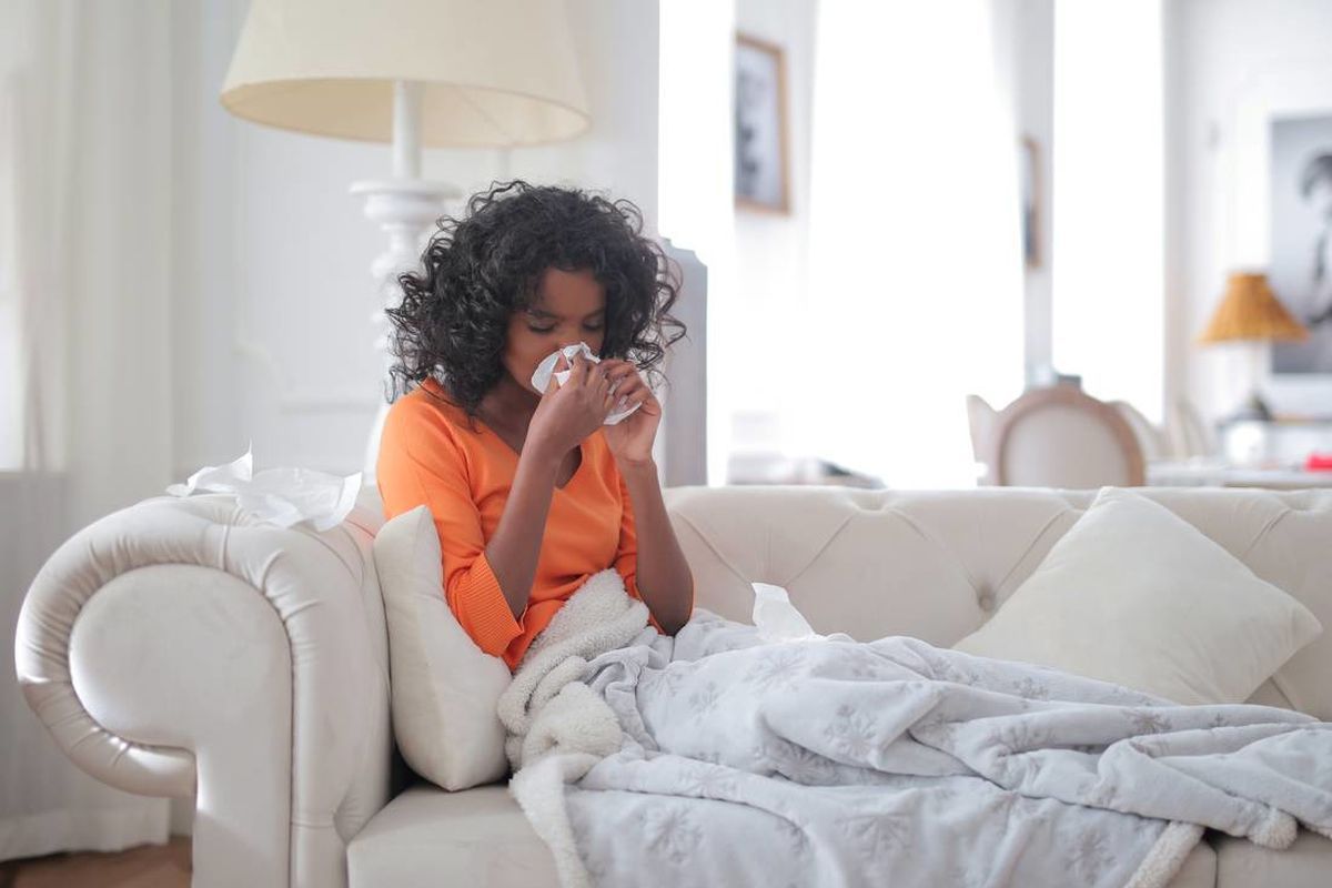 Прості та корисні поради, які допоможуть швидко подолати осінню застуду. За умови правильного підходу одужати від застуди вдасться швидше.