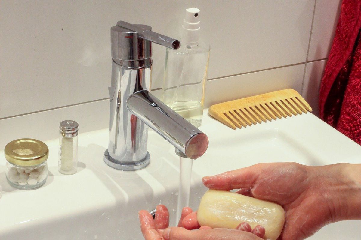 Чи залишаються бактерії на твердому милі після миття рук. Наскільки безпечно використовувати мило, яким мила руки незнайома людина.