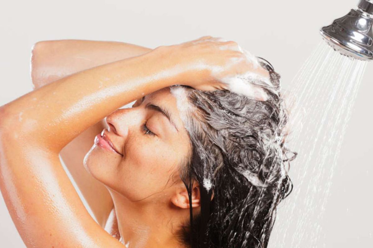 12 порад від трихологів — як правильно мити волосся. Миття голови теж варто робити за правилами.