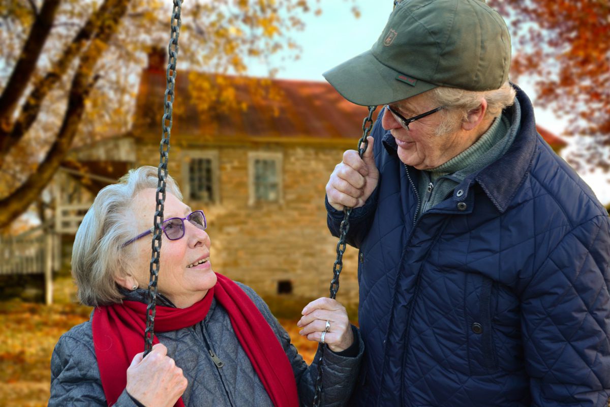 Вчені виявили, що літнім людям за допомогою спілкування вдається уникати розвитку деменції. Спілкування допомагає літнім людям уникати розвитку деменції.