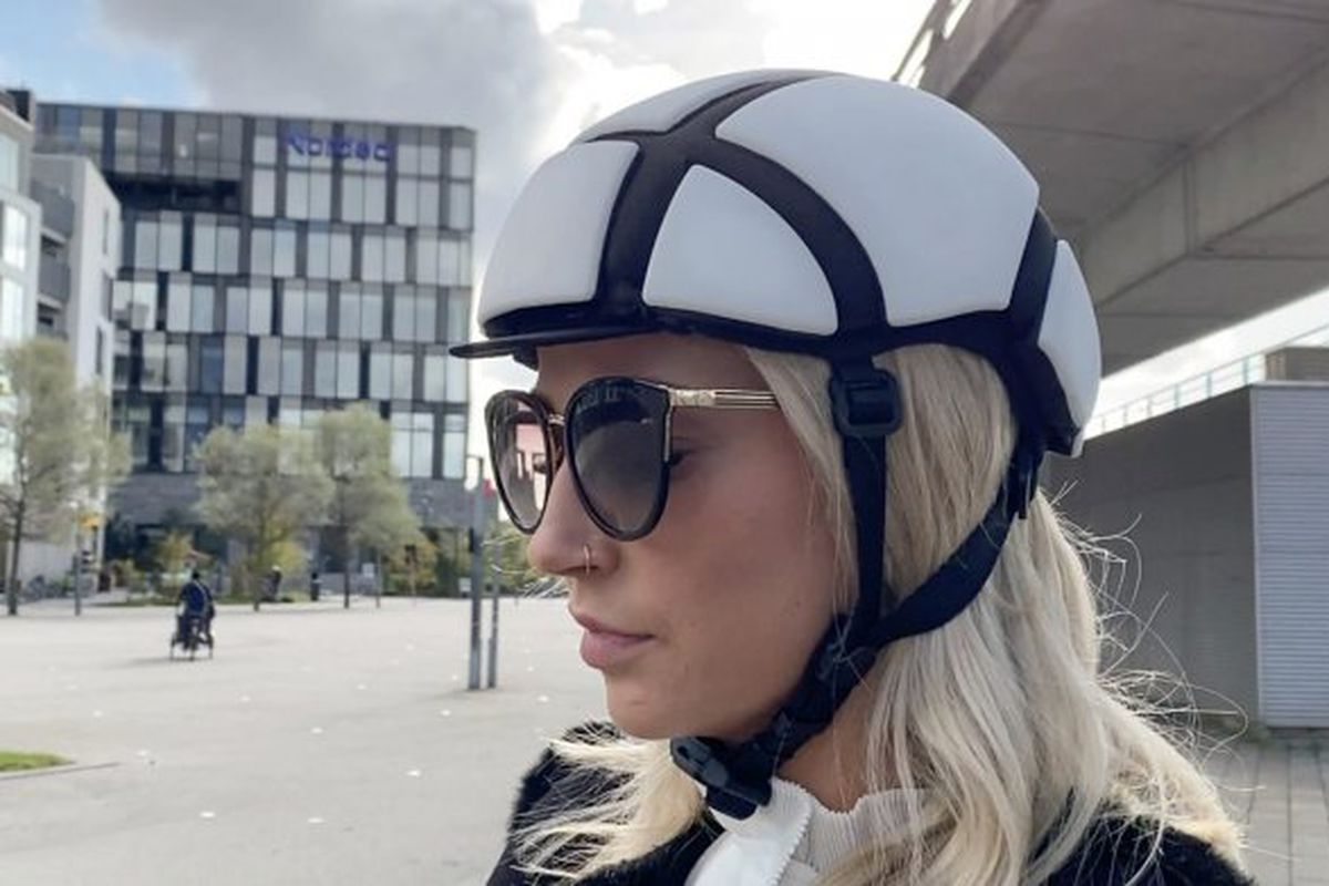Данська компанія розробила компактний м'який велосипедний шолом, який твердне при ударі. М'який велошолом Newton-Rider миттєво стає твердим при ударі, а потім повертається до м'якого стану.