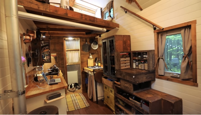 Жінка перетворила старий трейлер у двоповерховий дерев'яний будиночок — те, як вона організувала простір усередині вражає. Затишок у кожній деталі.