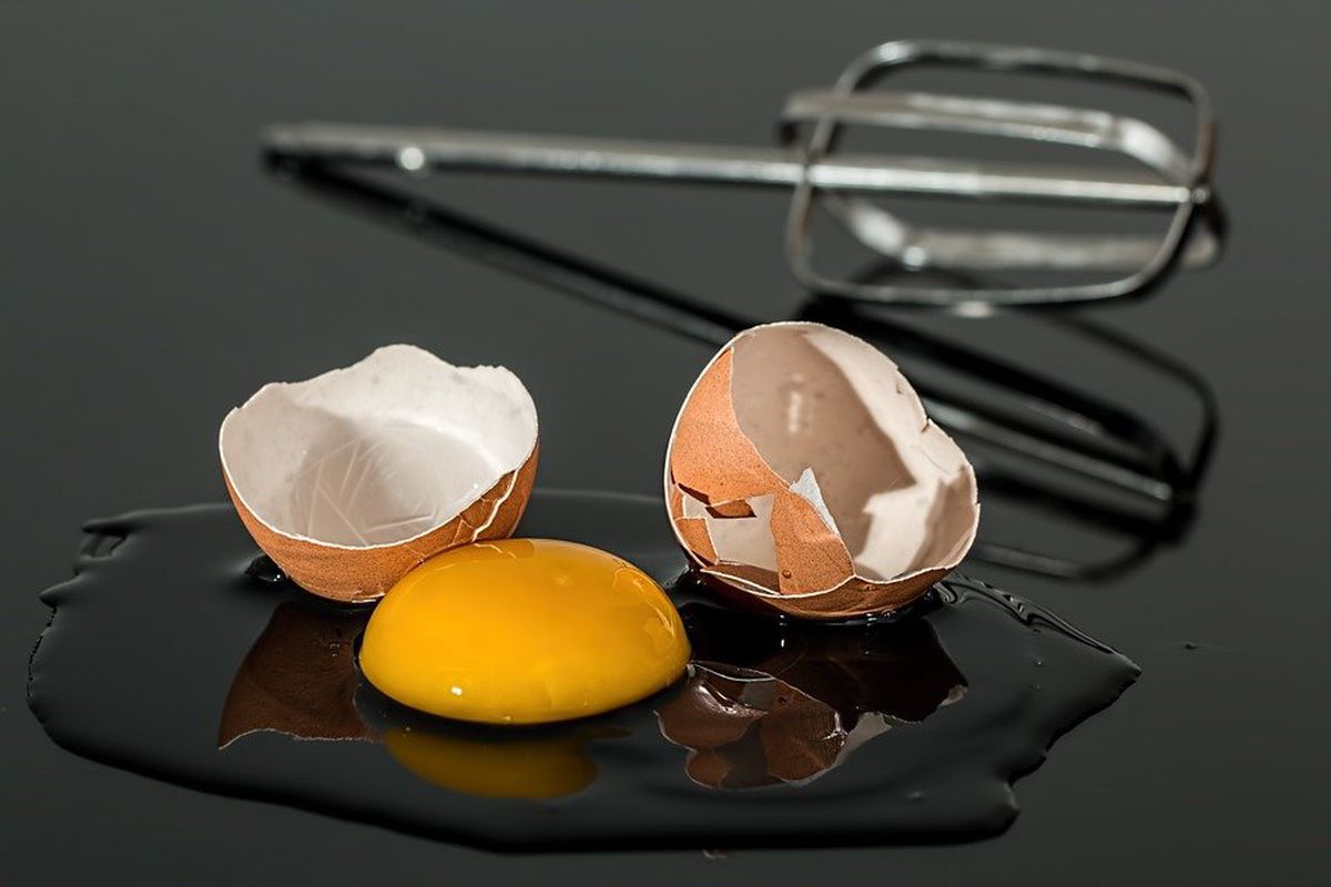 Прикмети і забобони, які пов'язані з розбитим яйцем. До чого розбивається сире яйце.