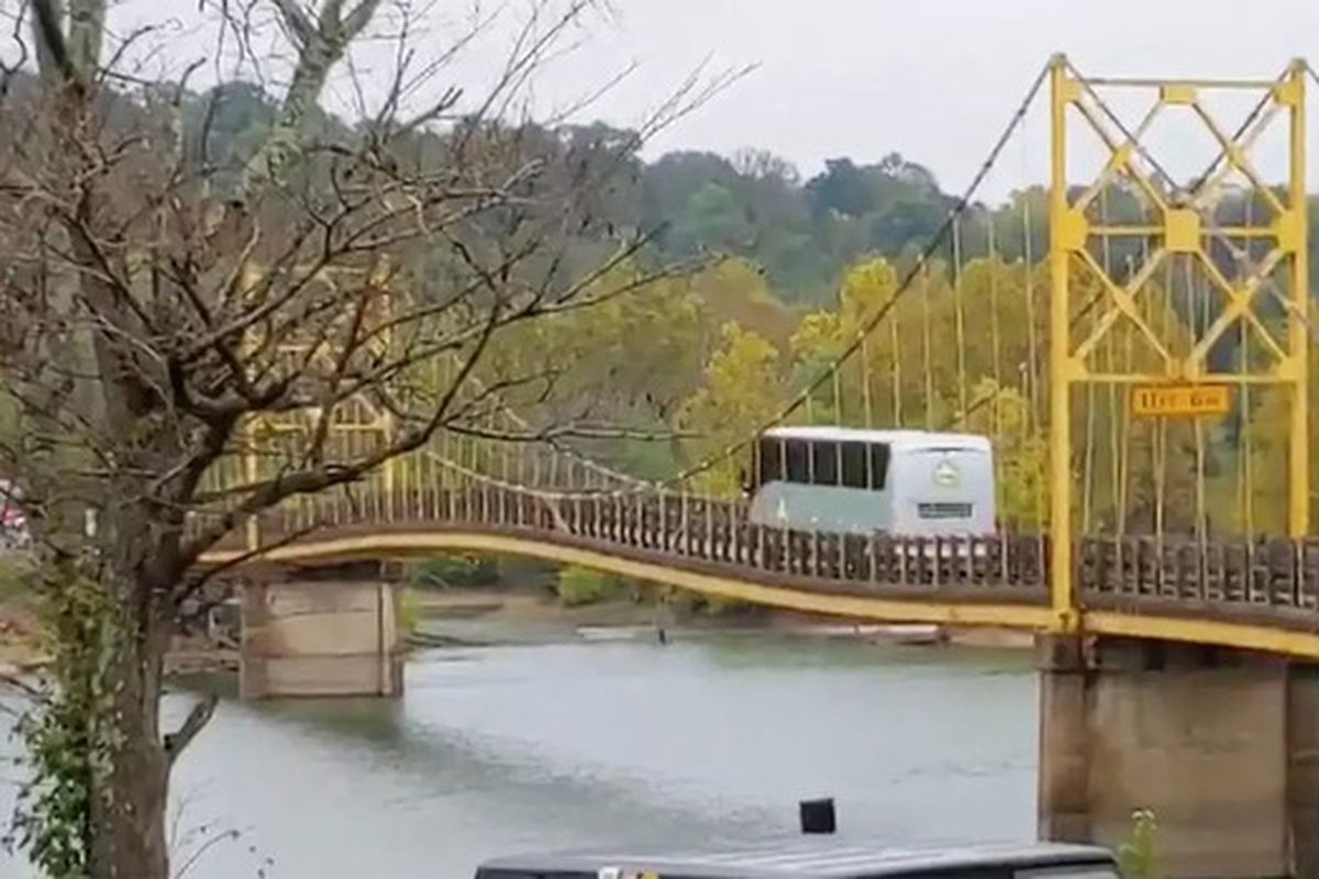 Наглядний приклад, чому не можна їхати 12-тонним автобусом по мосту, який розрахований всього на 10 тонн. Автобус, який проігнорував знак "Обмеження маси" потрапив на відео.