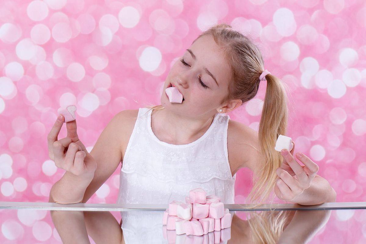 Як вчинити батькам, якщо дитина дуже полюбляє їсти солодке: корисні поради. Прагнення дитини вживати солодощі треба контролювати.