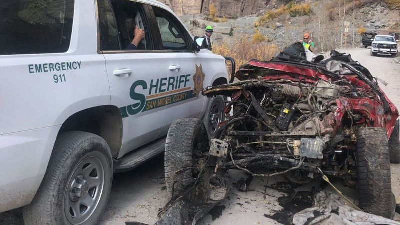 Відеореєстратор випадково зняв, як Jeep Wrangler впав з гори, в результаті чого від нього не залишилося "живого місця". На щастя всі залишилися живі в цьому шокуючому падінні.