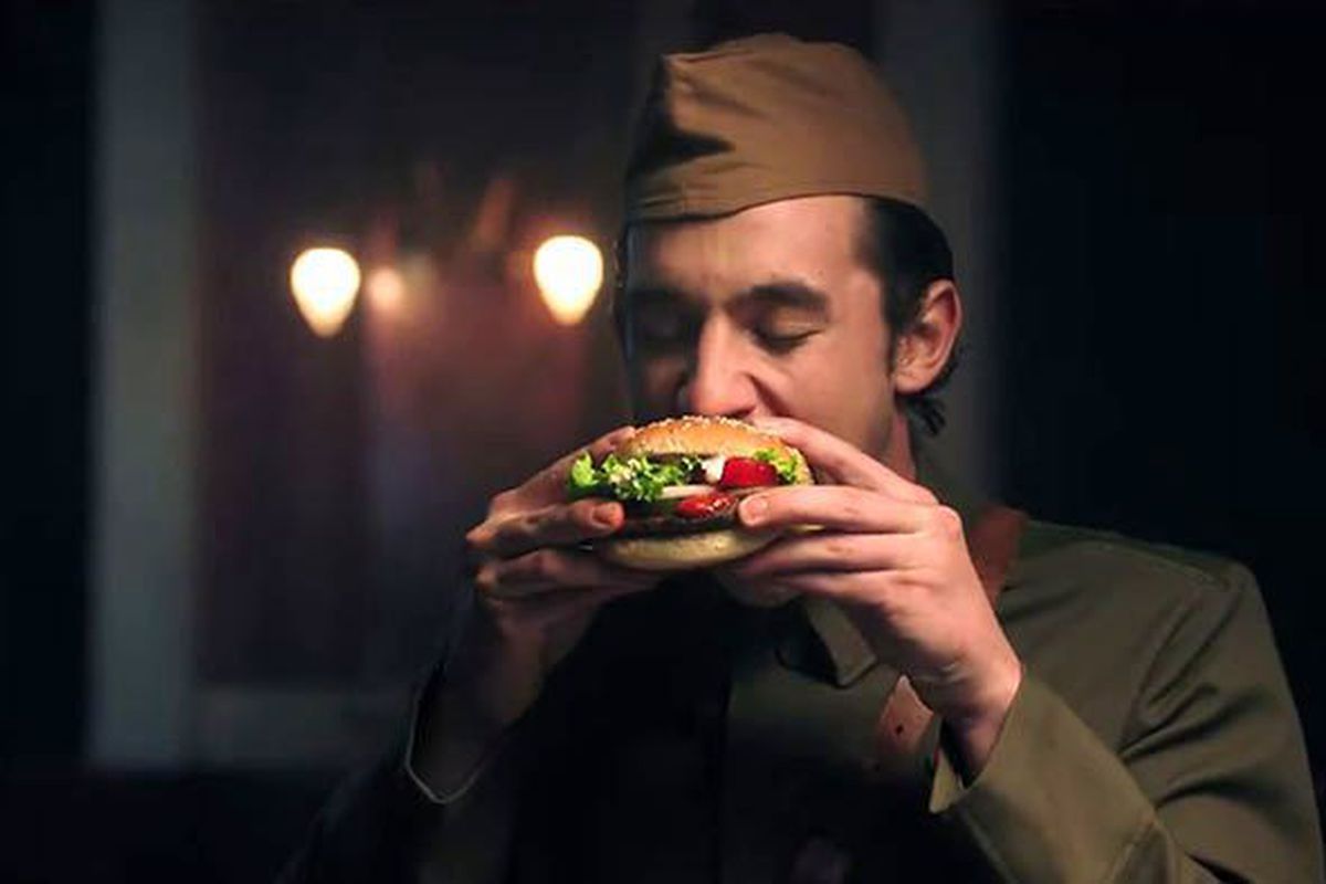 "Їж як король": режисер створив неофіційну рекламу Burger King, яка виглядає набагато краще будь-якої офіційної. Фейкова реклама Burger King про диктатора сподобалася користувачам мережі.