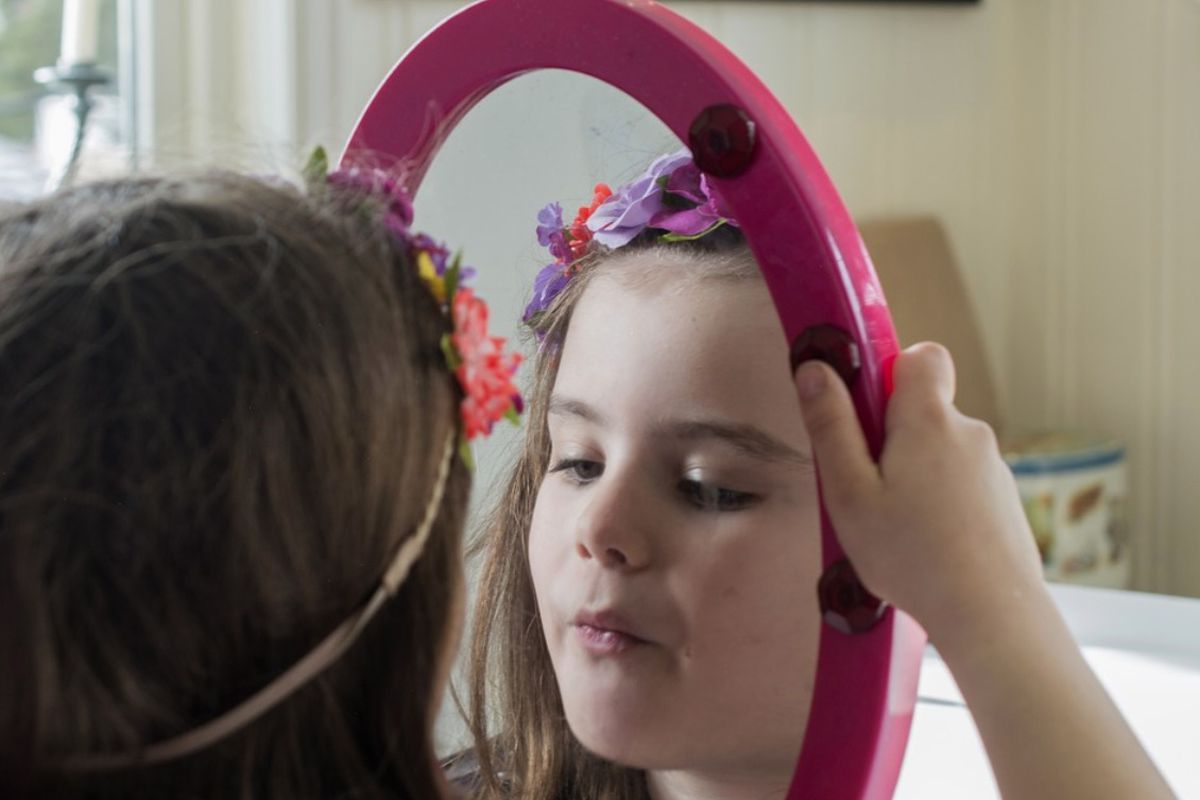 Головні причини, згідно з якими не можна показувати дитину в дзеркало до року. Чому дітям не можна дивитися в дзеркало.