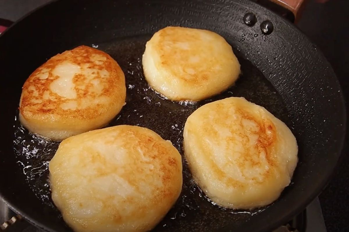 Картопляні оладки з моцарелою — виходить дуже смачно, сир відмінно тягнеться, а картопля дуже м'яка. Це відмінний варіант для цікавого сніданку.