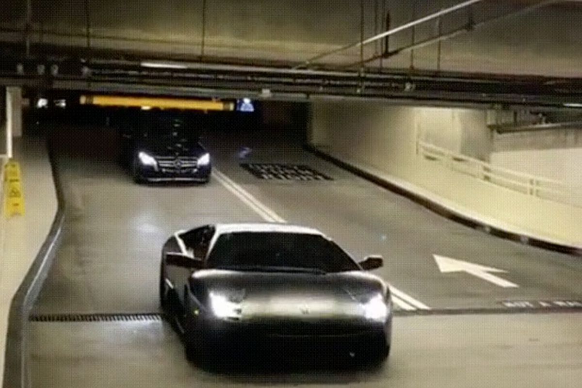 Водій Lamborghini показав світу ексклюзивний лайфхак, як припаркуватися на платній стоянці та не платити. Іноді треба витрачати, щоб економити.