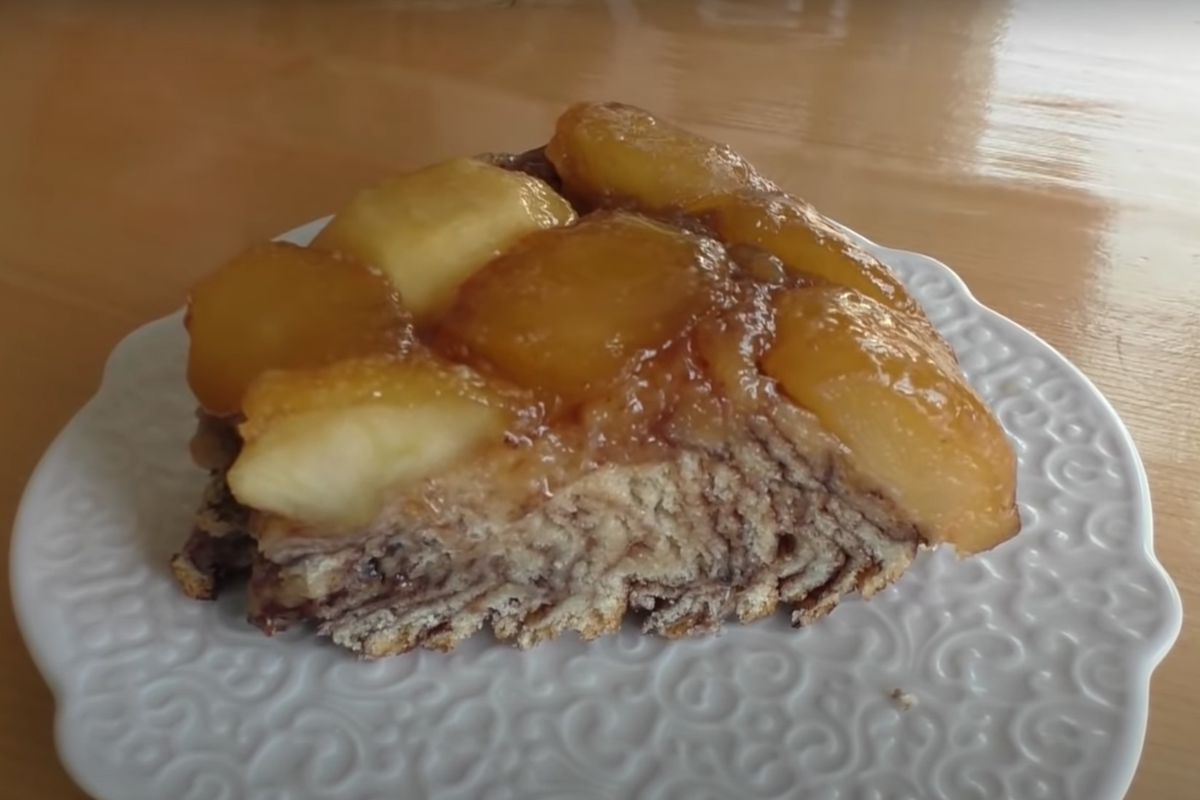 Рецепт яблучного пирога — тісто просочене карамеллю, та ще й шоколадна нотка, це неймовірно смачно. Цим англійки балують свою родину.