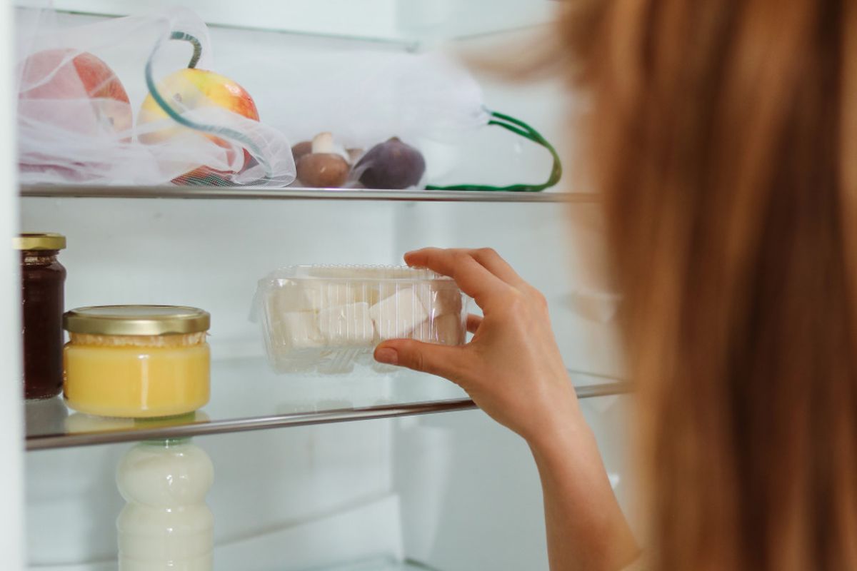 Жінка купила новий холодильник, а він здивував її контейнером, якому вона ніяк не могла знайти застосування. Жінка показала невідомий контейнер з холодильника, якому не могла знайти застосування, як й інші користувачі мережі.