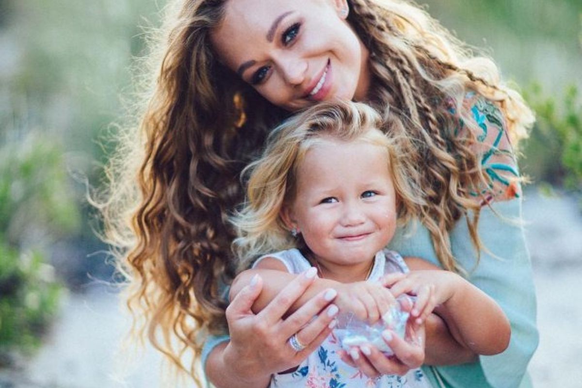 Співачка Яна Соломко поділилася новим фото з 5-річною донькою. "У нас все прекрасно", — підписала фото зірка.