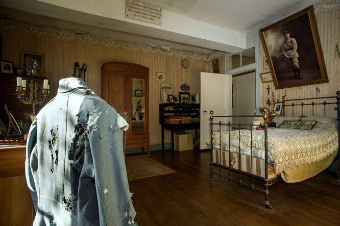 Ніхто не торкався речей загиблого хлопця понад 100 років — подивіться, як вони зараз виглядають. Ось який вигляд має кімната через століття.