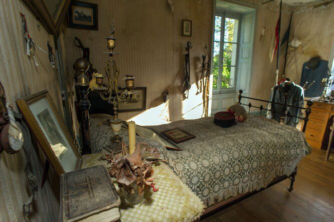 Ніхто не торкався речей загиблого хлопця понад 100 років — подивіться, як вони зараз виглядають. Ось який вигляд має кімната через століття.