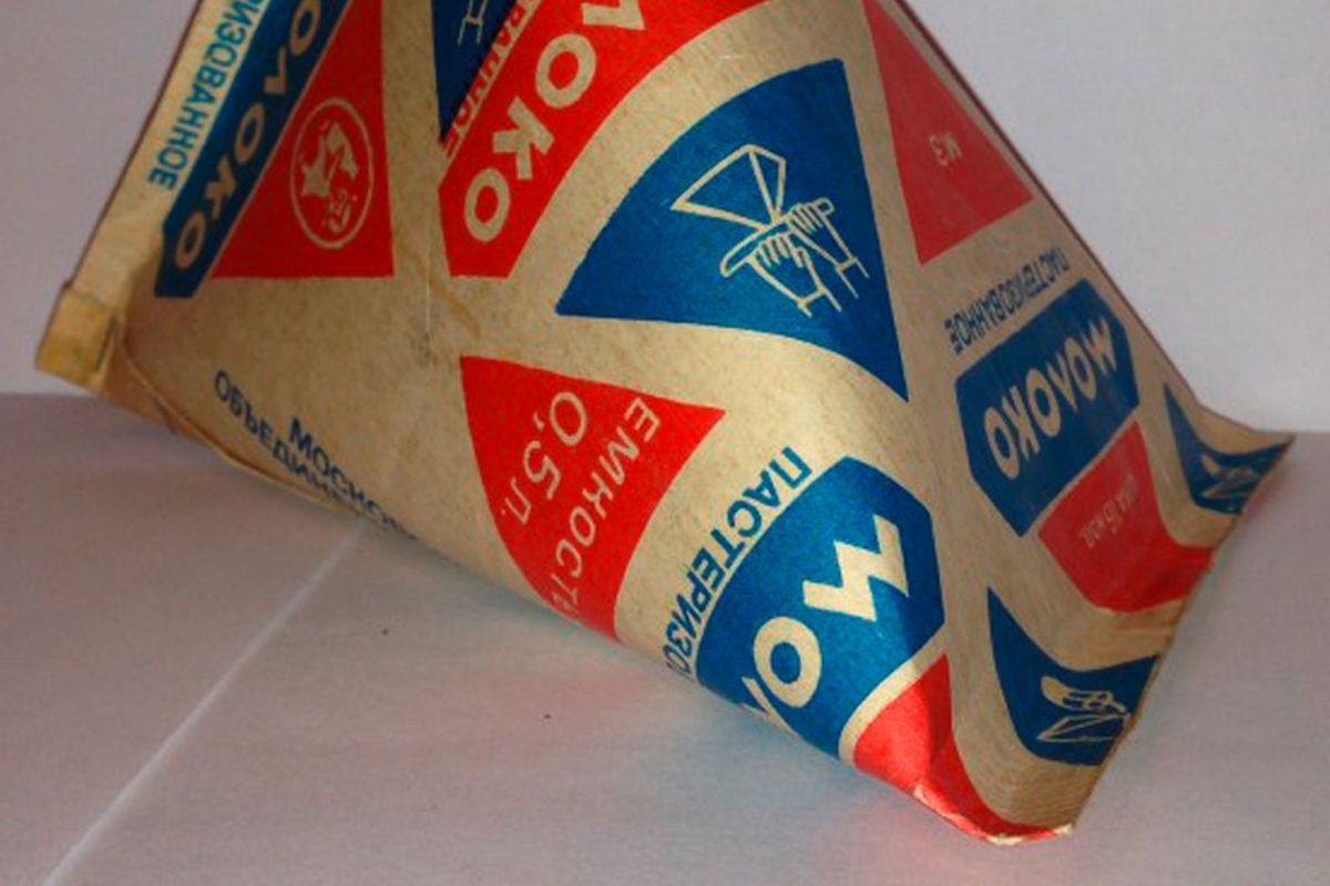 Чому в радянські часи молоко продавалося в паперовій упаковці у вигляді пірамідки. Кому в голову прийшла така ідея?