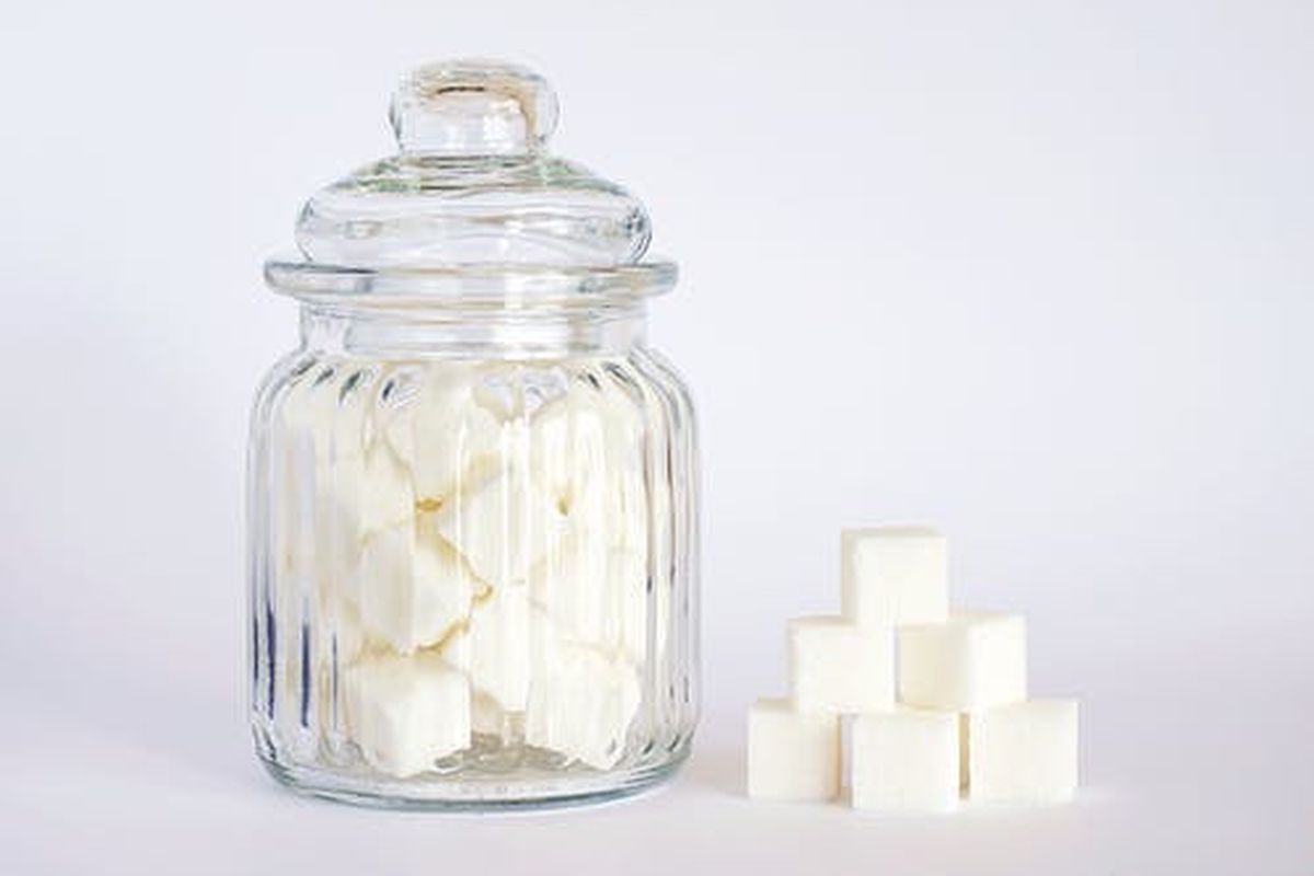 Вчені виявили, що пошкодженню кишківника сприяє надмірне вживання цукру. Цукор негативно впливає на стан кишківника.