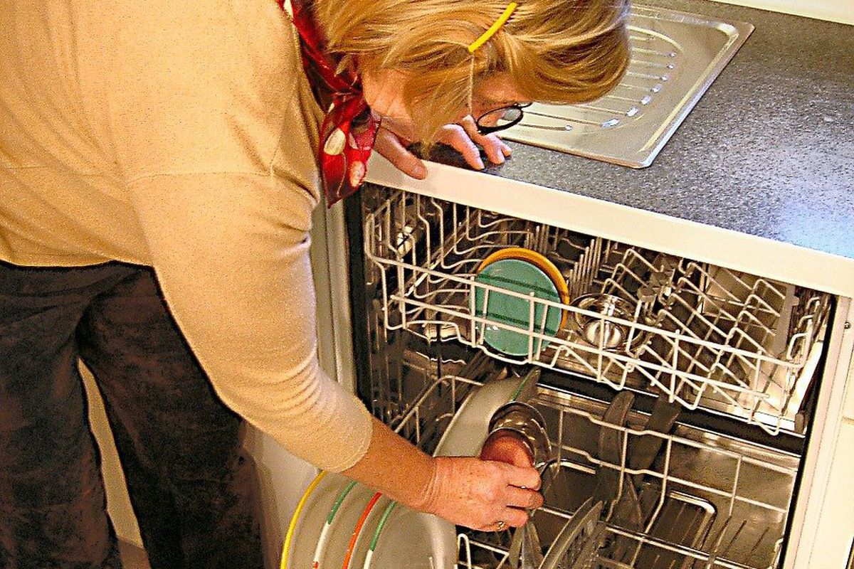 Як знезаразити пральну і посудомийну машини, для їх безпечного використання. Як знищити бактерії і цвіль в посудомийці і пральній машині.