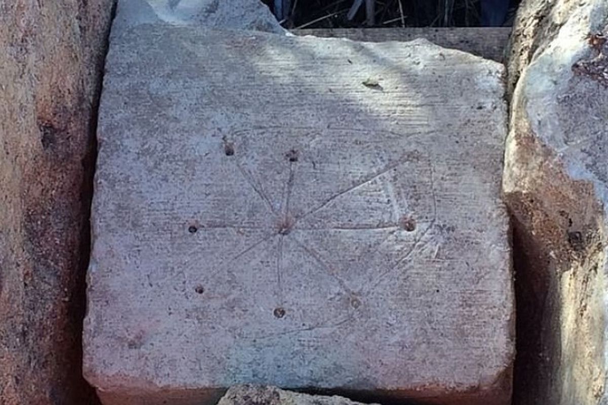 Серед руїн англійської церкви знайдені "відьомські" малюнки. Символи повинні були захистити від відьом та іншого зла.