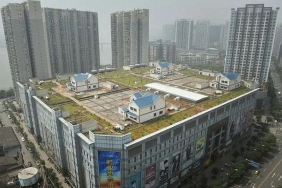 Мрія китайців про власний будинок з садом в центрі міста стала реальністю: у Китаї побудували котеджне містечко на даху торговельного центру. Садом на даху хмарочосів вже нікого не здивуєш. А як щодо котеджного містечка? У Китаї приватні будинки будують на дахах хмарочосів.