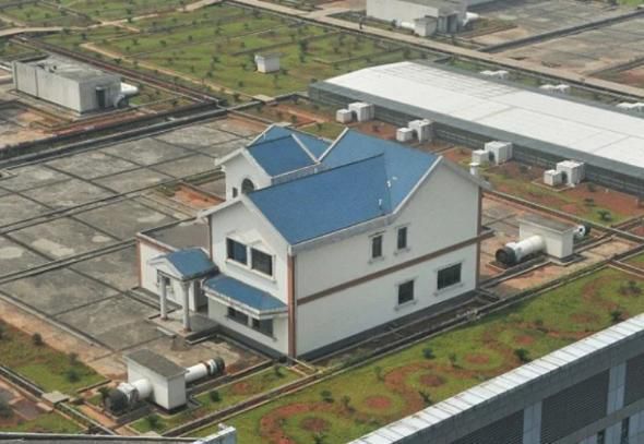 Мрія китайців про власний будинок з садом в центрі міста стала реальністю: у Китаї побудували котеджне містечко на даху торговельного центру. Садом на даху хмарочосів вже нікого не здивуєш. А як щодо котеджного містечка? У Китаї приватні будинки будують на дахах хмарочосів.