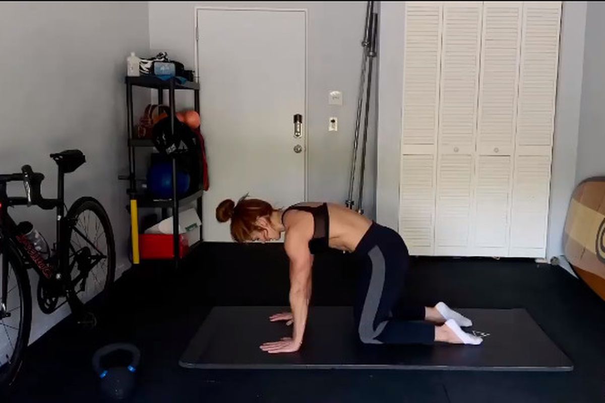 Три короткі вправи для прокачування м'язів кора від фітнес-зірки. Ефективне тренування з Брук Енс.