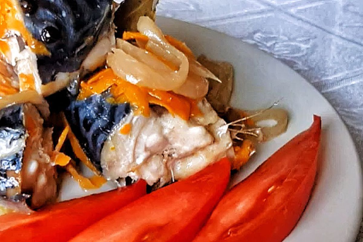 Скумбрія в банці — це відмінний спосіб приготувати соковиту рибку. Страва виходить дуже смачною як в гарячому, так і в холодному вигляді.
