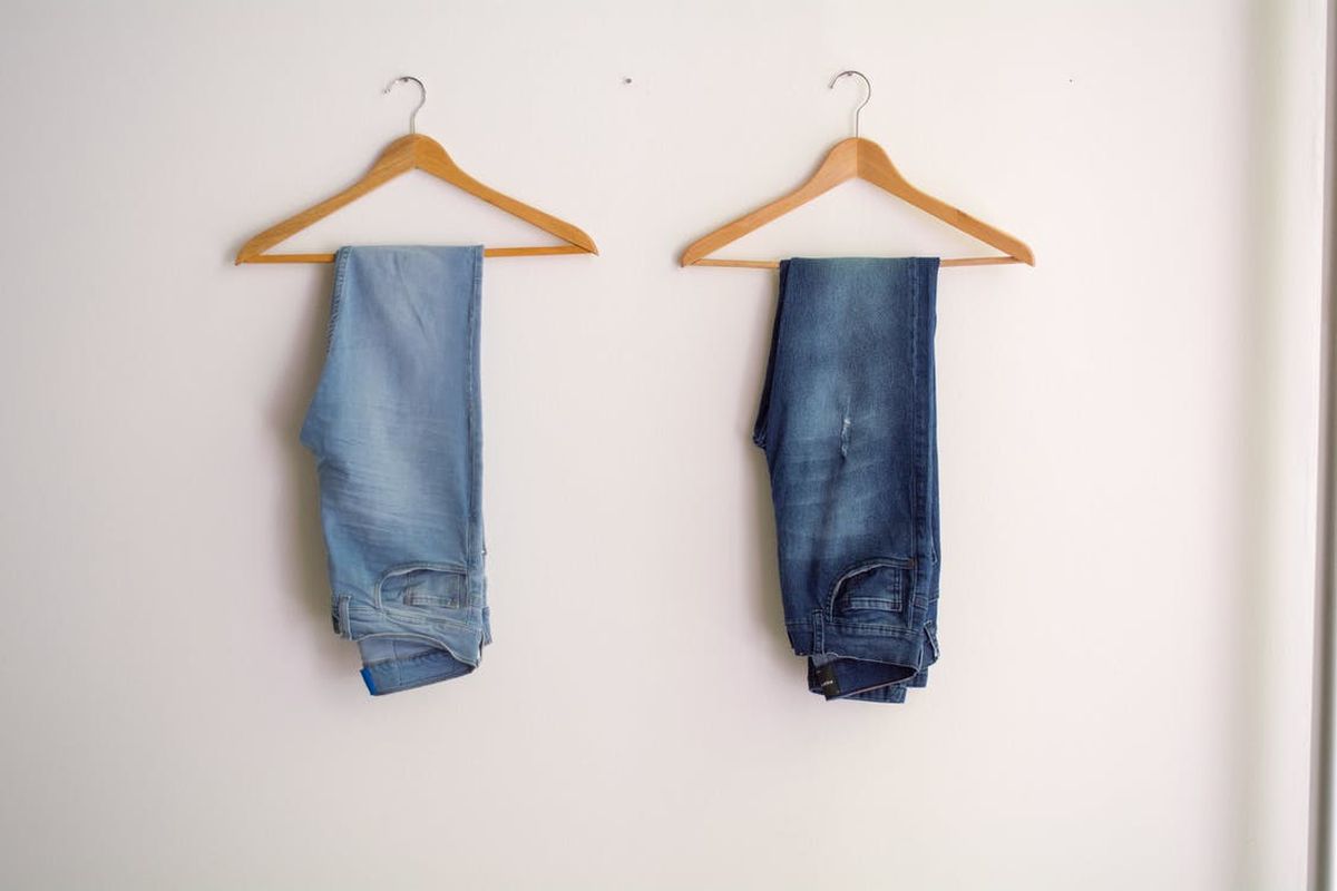 Як доглядати за джинсами, щоб вони якнайдовше зберігали свій первісний вигляд. У жодному разі не прати — розповіли виробники одягу.