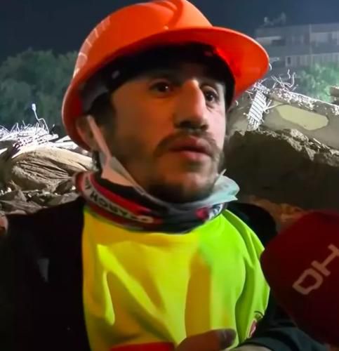 Рятувальник з дуже маленьким зростом зробив свій недолік перевагою. Саме завдяки цій його особливості багато людей залишилися живими після землетрусу у Туреччині. Завдяки своїй карликовості чоловікові вдалося врятувати багато людей з-під завалів після землетрусу у Туреччині.
