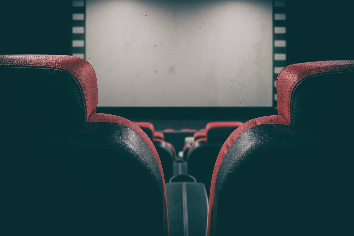 Анекдот дня: сидять два хлопці в кінотеатрі і чекають початку фільму. Весела розвага!