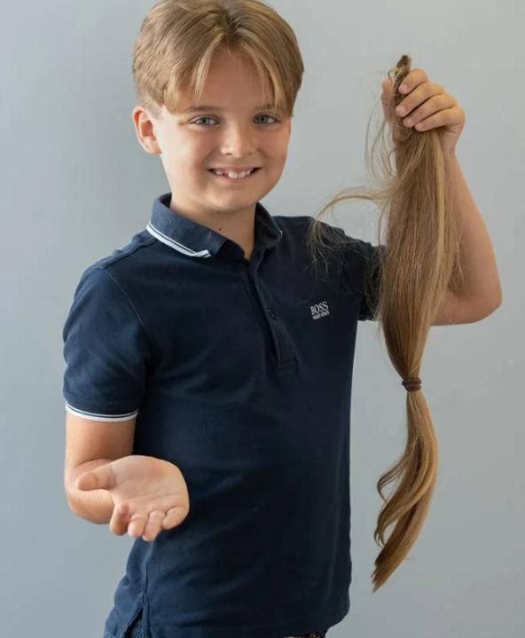Хлопчик уперше в житті підстригся в 9 років заради благородної мети — ось як він виглядає без пишної зачіски. На ідею відростити довге волосся хлопчика надихнув відомий футболіст.