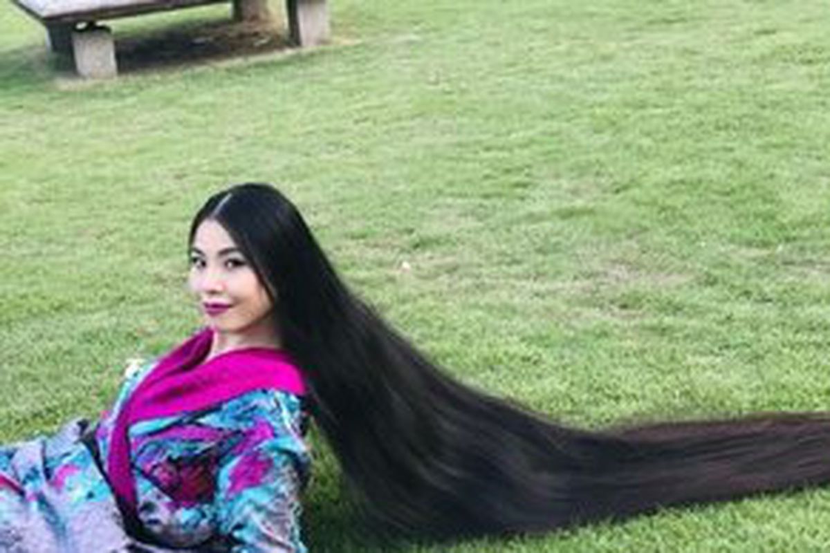 Дівчина хотіла відростити довге волосся, але для цього їй довелося витратити 15 років. Тепер її називають "Японською Рапунцель". Дівчина з Японії мріяла відростити волосся, яке за 15 років набуло неймовірної довжини.