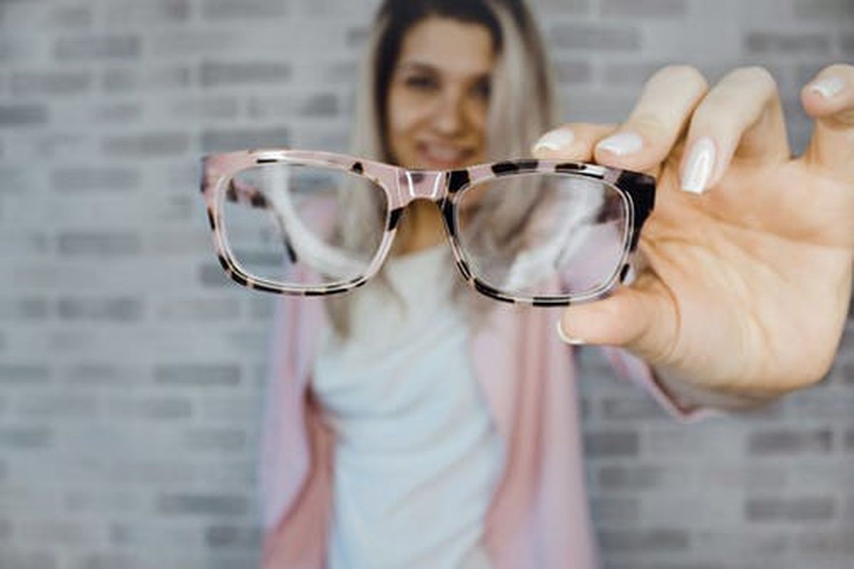 Чи дійсно окуляри здатні ще більше зіпсувати людині зір. Треба правильно підбирати окуляри, щоб не псувати зір.