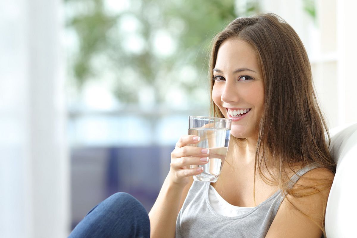 Чому вранці треба пити саме теплу воду. Склянка теплої води приносить багато користі організму.