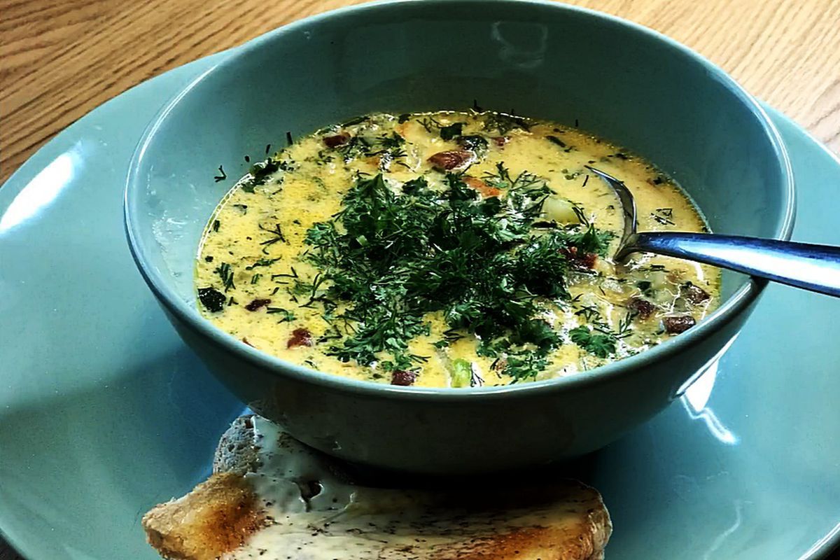 Сирний і ніжний суп з ковбасками: готується швидко і виходить дуже смачний. Такий суп будуть їсти навіть діти.