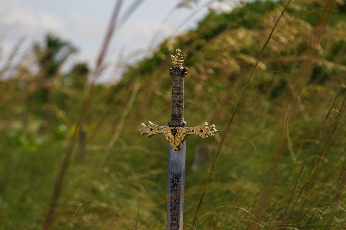 У Чехії грибник знайшов в лісі меч віком 3300 років. Після знахідки чоловіка археологи планують прочесати ліс в надії знайти інші стародавні предмети.