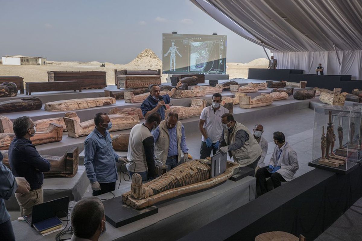 У Єгипті вчені знайшли велике поховання з сотні непошкоджених саркофагів. Також виявили 40 статуеток, деякі з них позолочені.