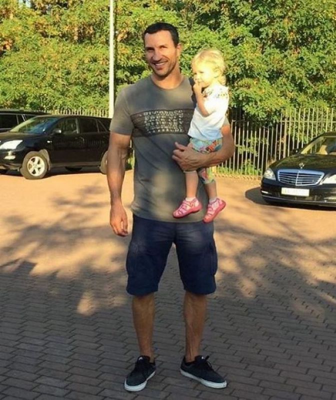 Володимир Кличко виховує дитину сам. Як живе його донька. Попри те, що Володимиру Кличку вже виповнилося 44, він вважається одним з найбільш завидних холостяків країни.