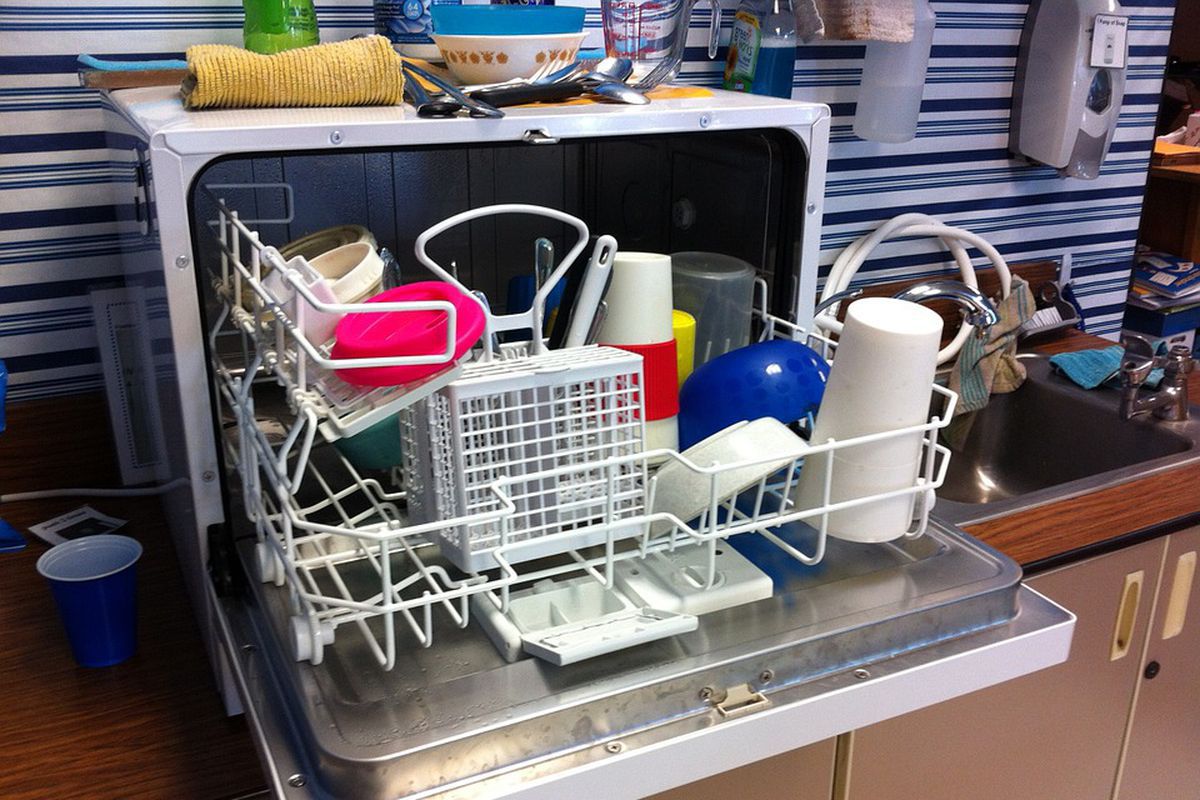 Правильний підхід до миття: що можна мити в посудомийці, а що — ні. Що не можна класти в посудомийку.