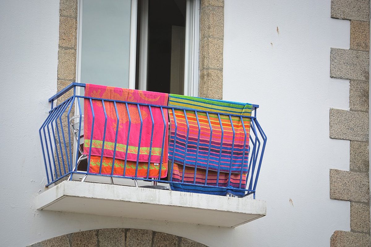 Причини, чому не варто сушити речі на балконі. Чим небезпечна сушка білизни на балконі.