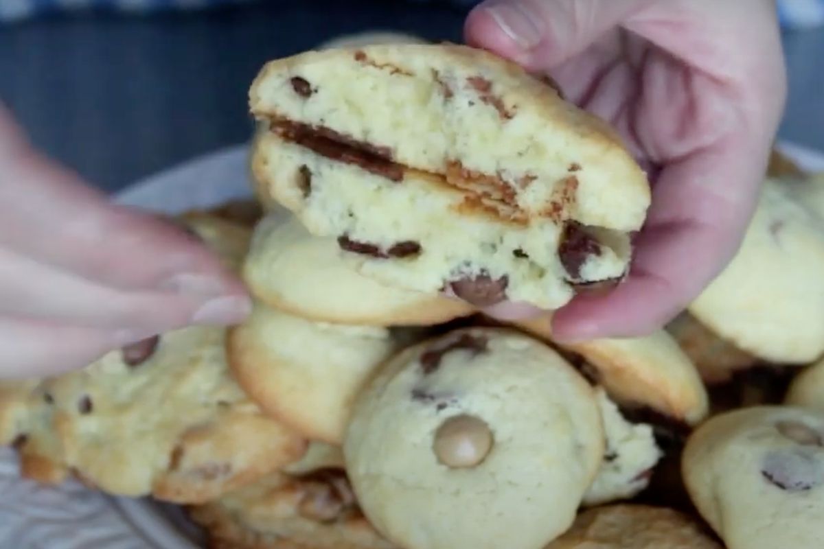 Печиво з шоколадними крихтами: ніжне всередині і хрустке зовні. Пісочне тісто відмінно гармонує з шоколадом. Отримане поєднання смаків дарує неймовірну насолоду!